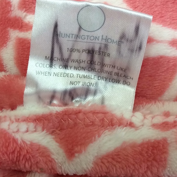 FINAL SALE PRICE Pretty Pink/White Flower Blanket - Picture 2 of 3